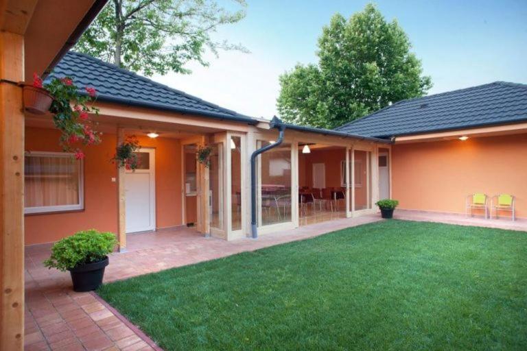 ZamárdiSunshine Sh Apartmanhazアパートメント エクステリア 写真